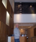 O escultor Xico Stockinger em visita ao edifício em 2008 e sua obra no hall do prédio